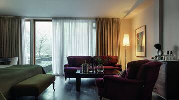 Junior suite | Een minibar, een kluis op de kamer, een bureau, een laptopwerkplek