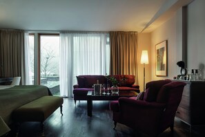 Suite junior | Minibar, caja fuerte, escritorio y espacio para trabajar con un portátil