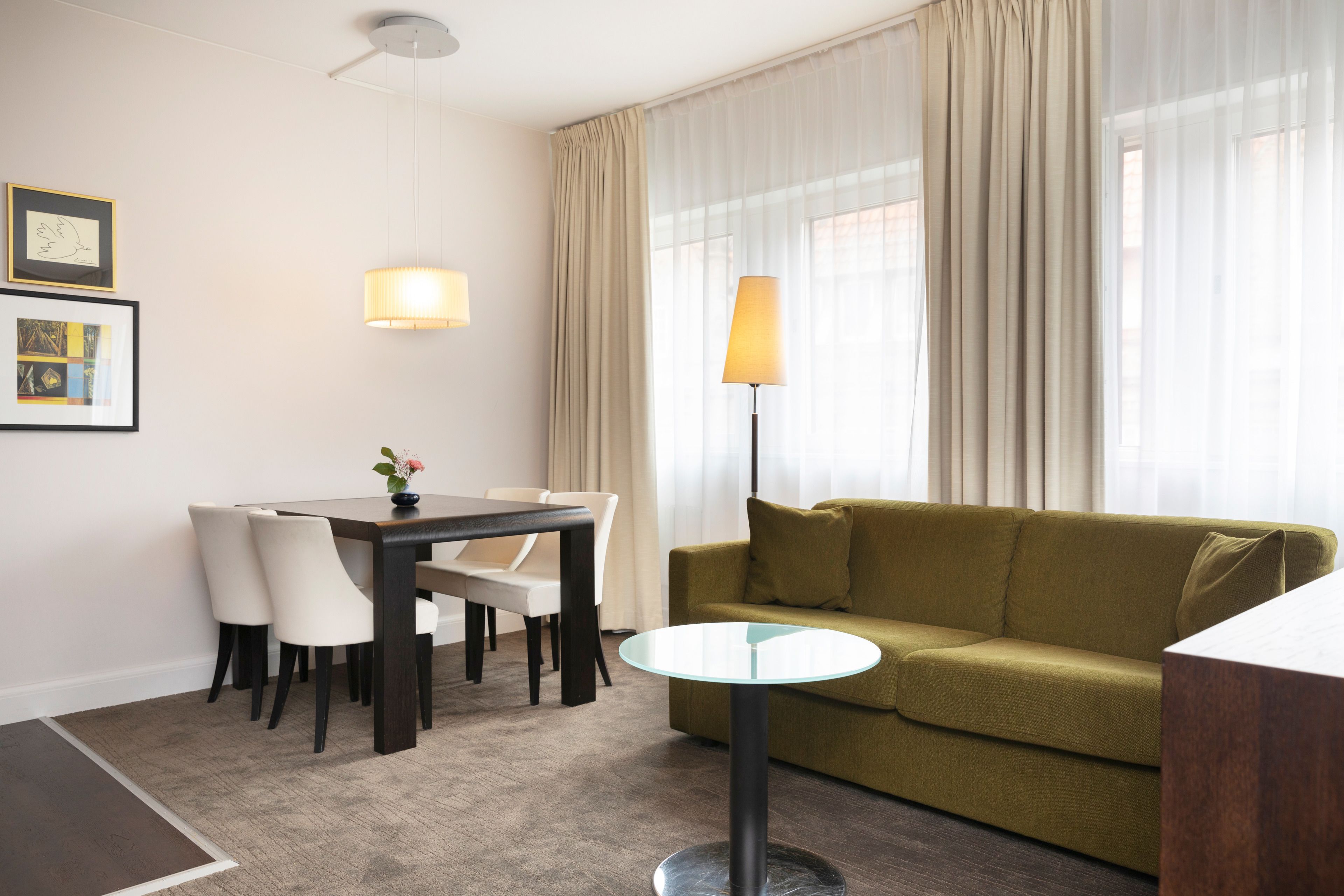 Suite – junior | Minibar, safe på rommet, skrivebord og skrivebord for bærbar PC