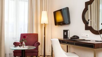 Minibar, safe på rommet, skrivebord og skrivebord for bærbar PC