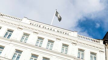 En byggnad med skylten ”ELITE PLAZA HOTEL” på fasaden.