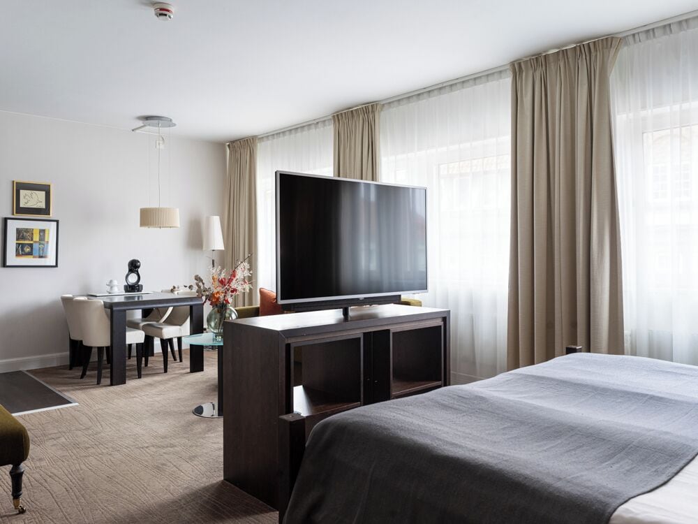 Junior Studio Suite | In-room safe, desk, laptop workspace, blackout drapes