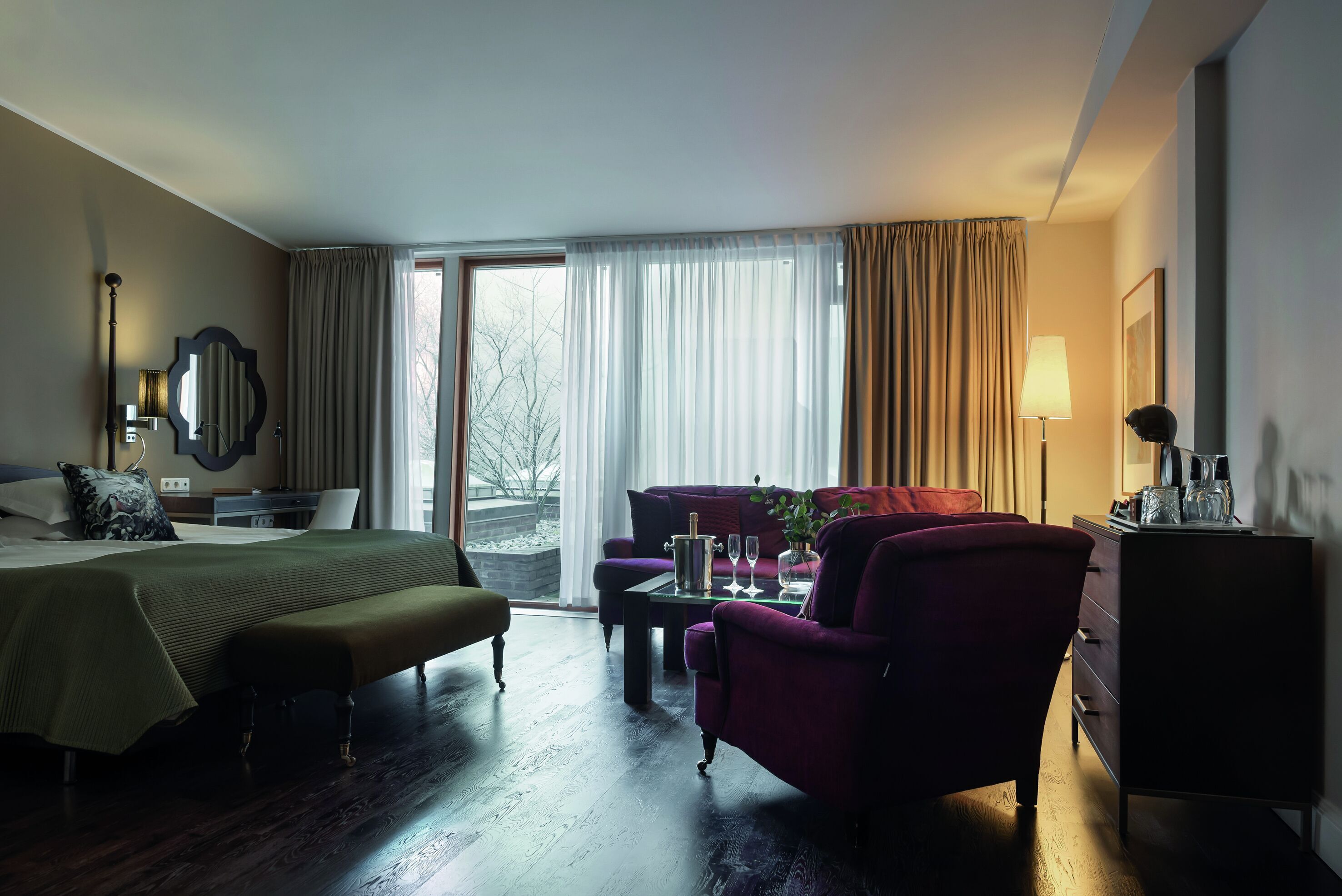 Een minibar, een kluis op de kamer, een bureau, een laptopwerkplek