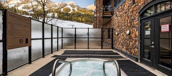 Glacier Mountaineer Lodge