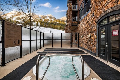 Glacier Mountaineer Lodge