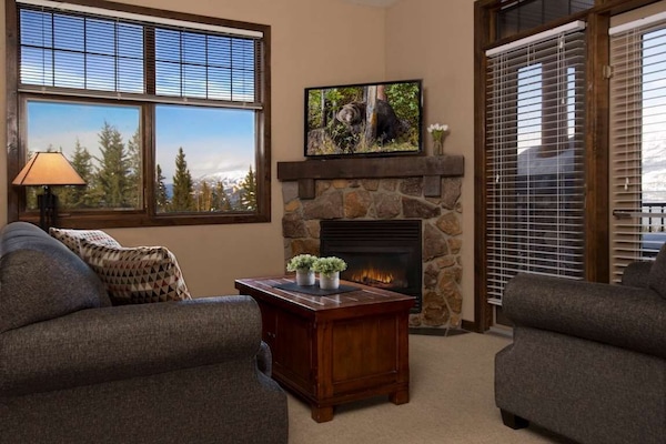 Suite, 1 Bedroom | Premium bedding, desk, iron/ironing board, free cribs/infant beds