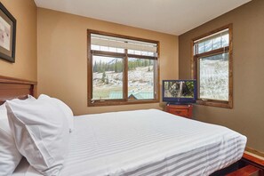 View from room - Glacier Mountaineer Lodge (Golden)