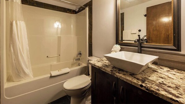 Combined shower/tub, hair dryer, towels, soap - Glacier Mountaineer Lodge (Golden)