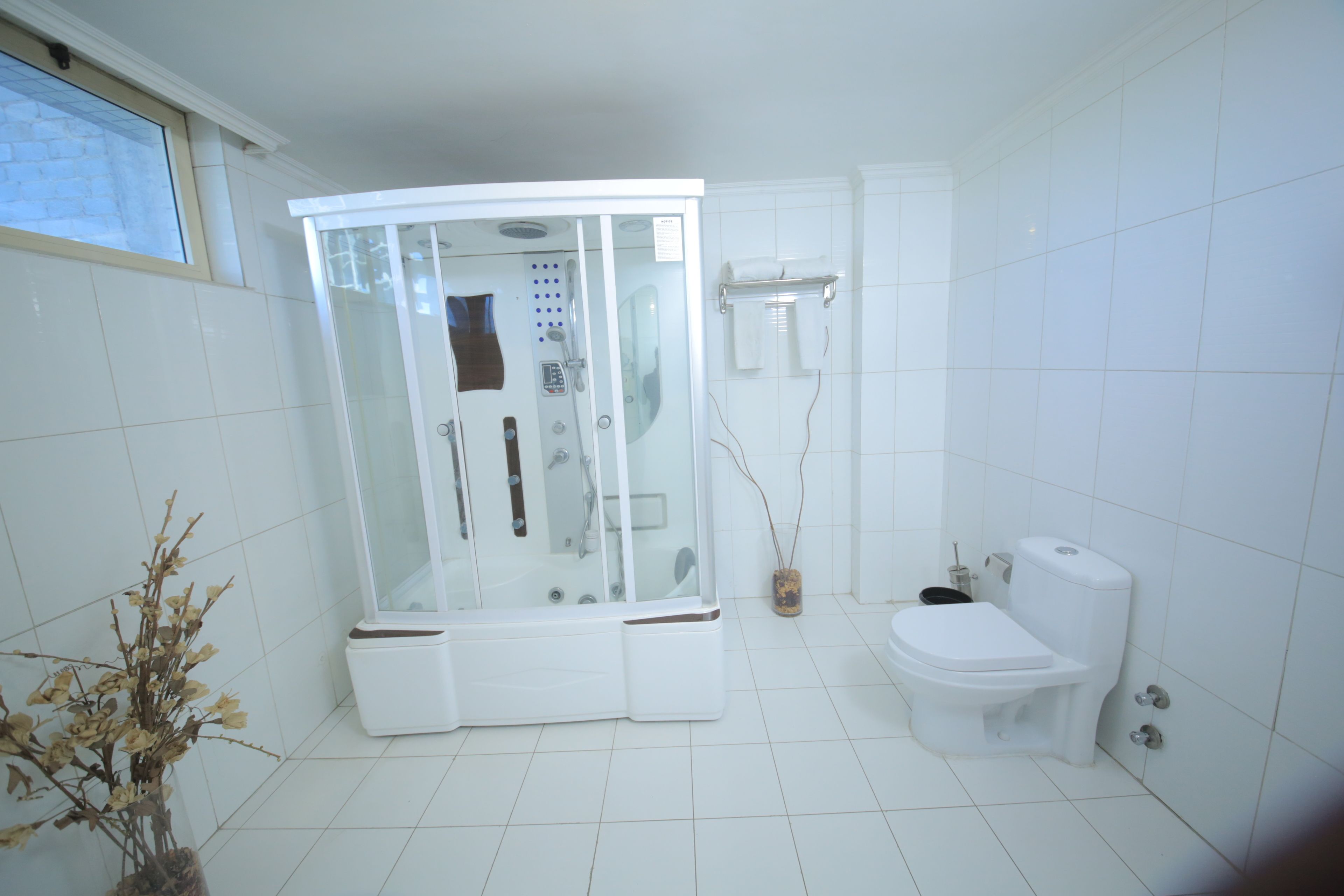 Suite | Bathroom | Combined shower/bathtub, rainfall showerhead, free toiletries