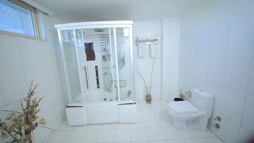 Suite | Bathroom | Combined shower/bathtub, rainfall showerhead, free toiletries