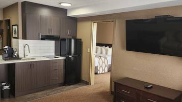 Suite Affaires, 1 très grand lit | Cuisine privée | Réfrigérateur, micro-ondes, cafetière/bouilloire