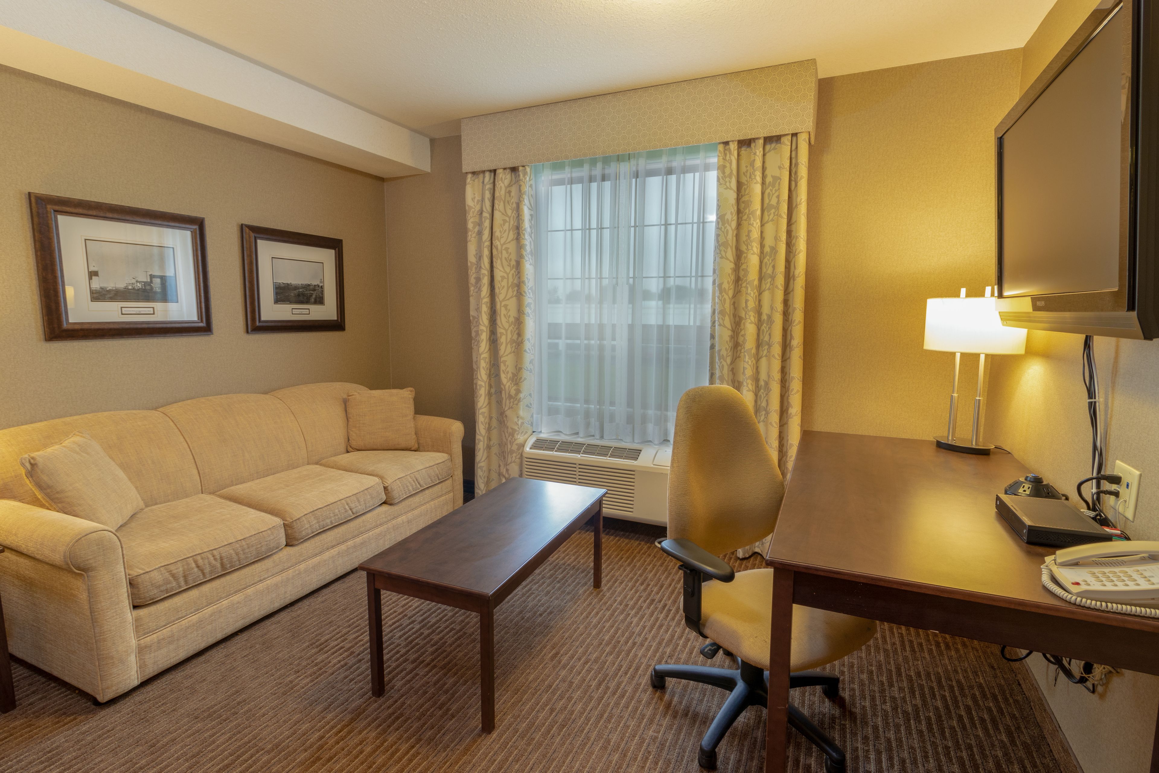 king suite deluxe  | living area | 40-inch lcd tv with cable channels, tv