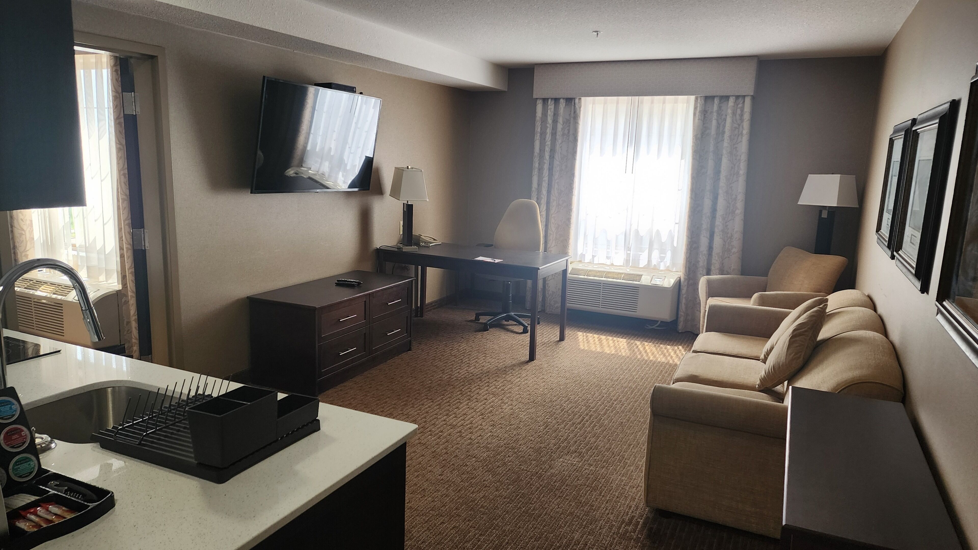 Suite empresarial, 1 cama King size | Área de sala de estar | Televisión LCD de 40 pulgadas con canales por cable y televisión 