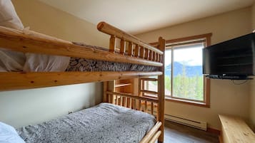 Condo, 3 chambres, baignoire à remous | Literie de qualité, ameublement unique, fer et planche à repasser