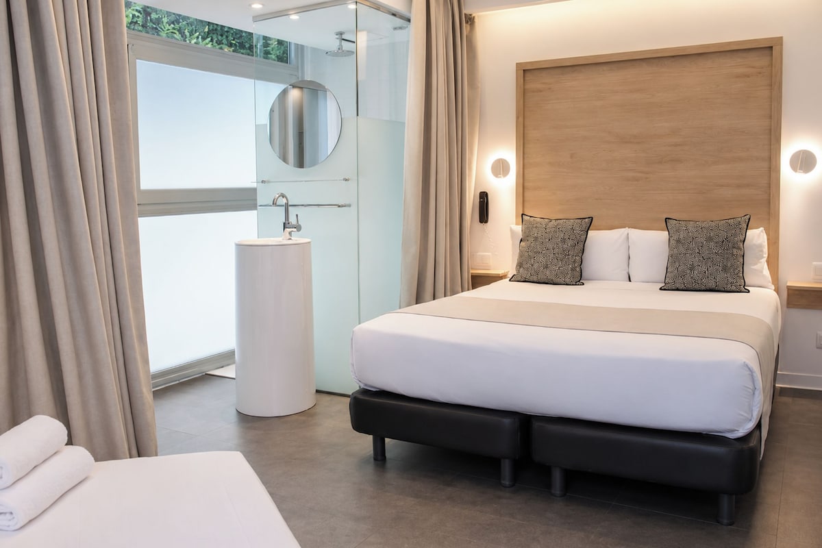 Interior Triple Room | Down comforters, in-room safe, desk, blackout drapes