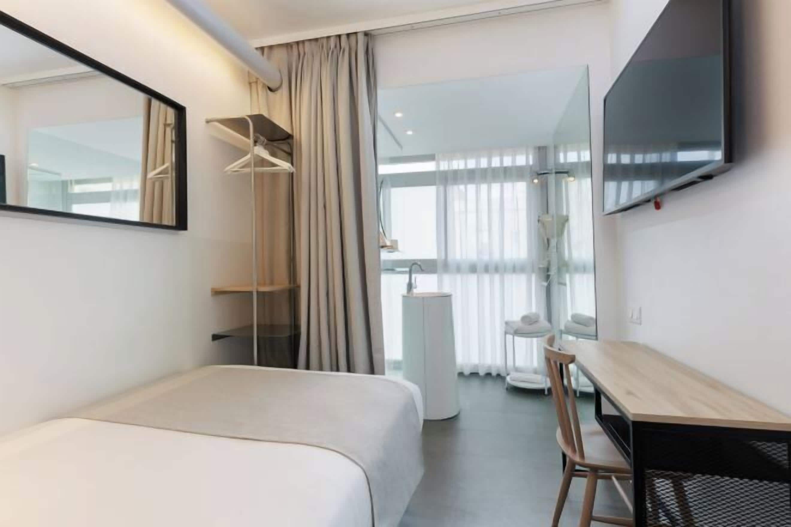 羽毛の掛け布団、セーフティボックス (室内)、デスク、遮光カーテン