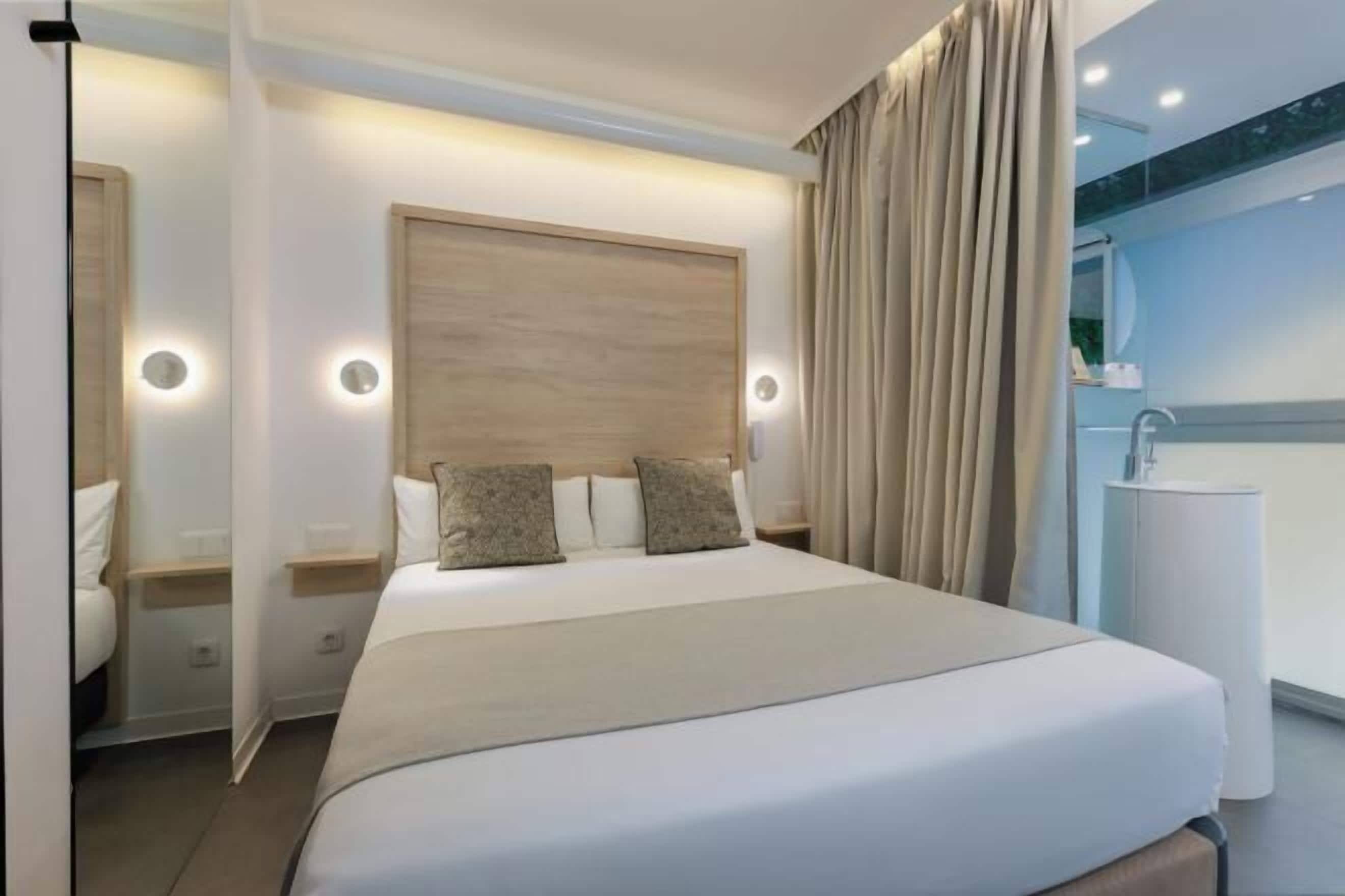 羽毛の掛け布団、セーフティボックス (室内)、デスク、遮光カーテン