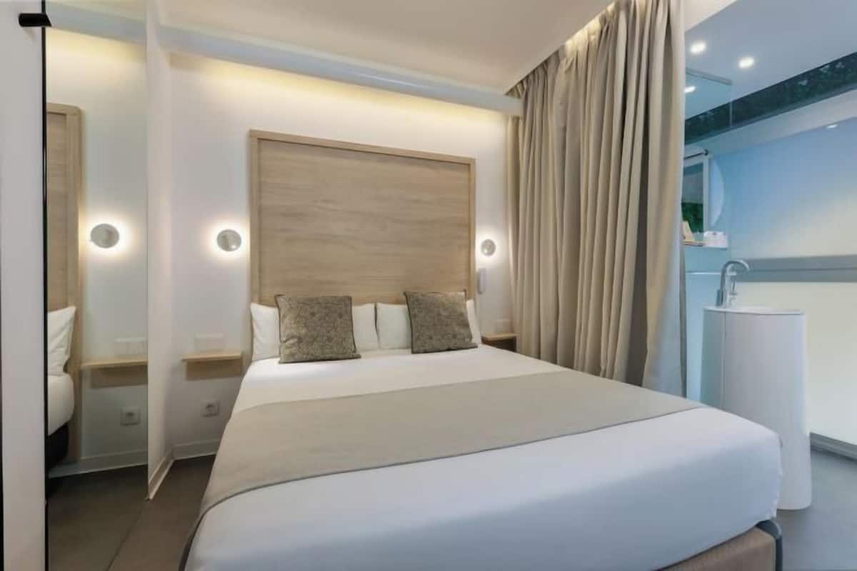 Down comforters, in-room safe, desk, blackout drapes