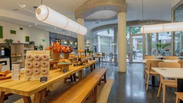 Dagelijks ontbijtbuffet (EUR 14 per persoon)