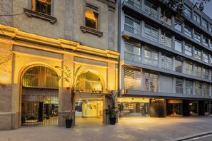 A hotel entrance with a classic facade, a modern building adjacent, and a welcoming sign. - Casa Lit Barcelona (Barcelona)