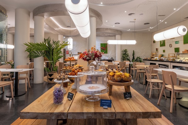 Petit déjeuner buffet (14 EUR par personne)