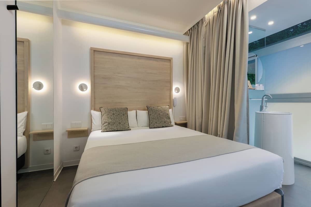 Down comforters, in-room safe, desk, blackout drapes