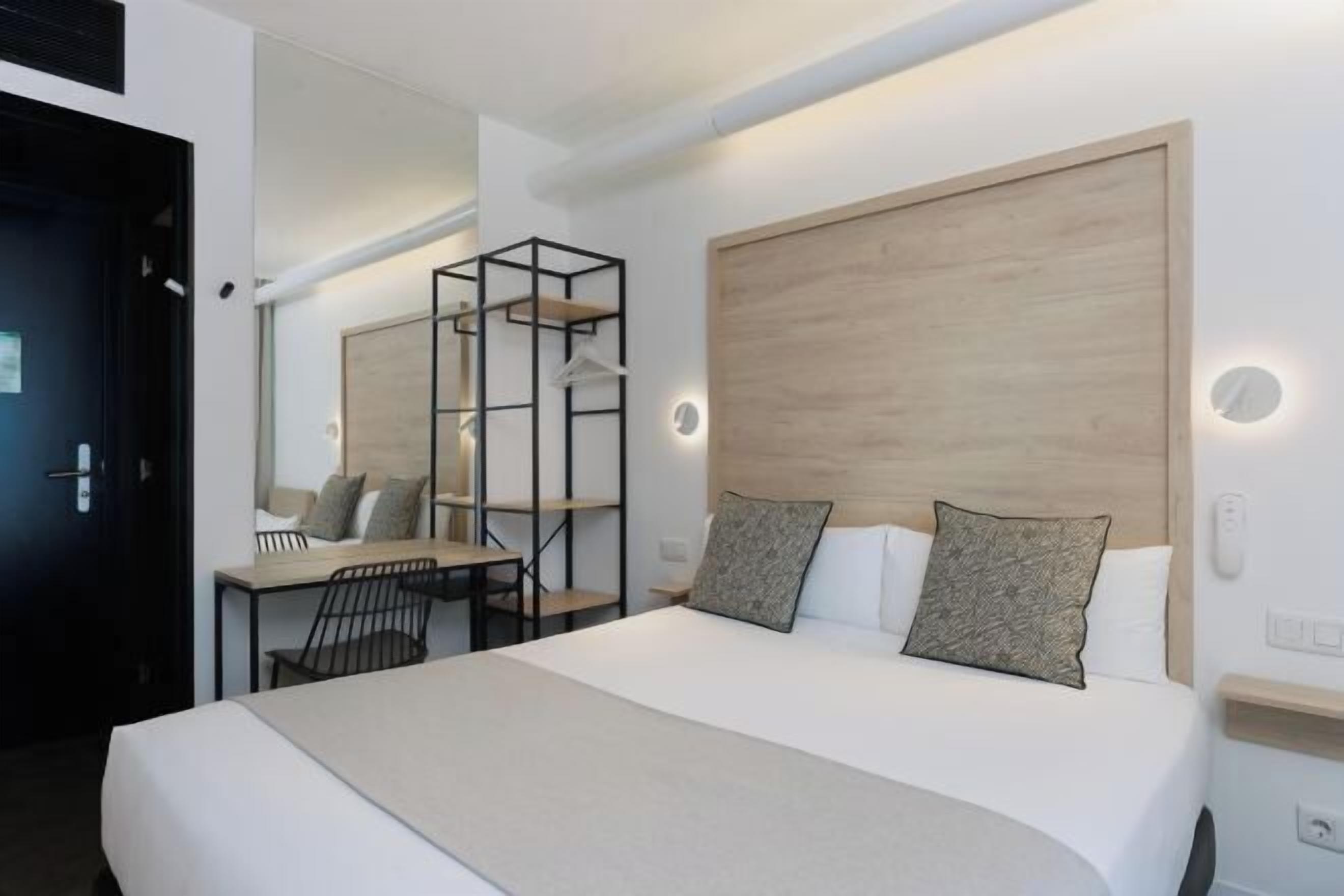 羽毛の掛け布団、セーフティボックス (室内)、デスク、遮光カーテン