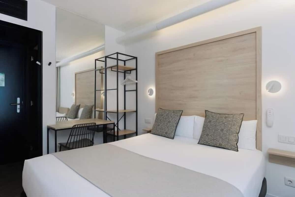 Down comforters, in-room safe, desk, blackout drapes