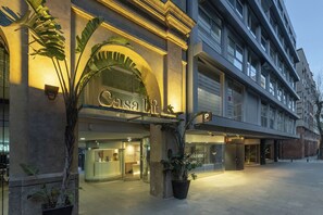 A hotel entrance with a large archway, a reception desk, and a sign that reads 'Casa Li.' - Casa Lit Barcelona (Barcelona)