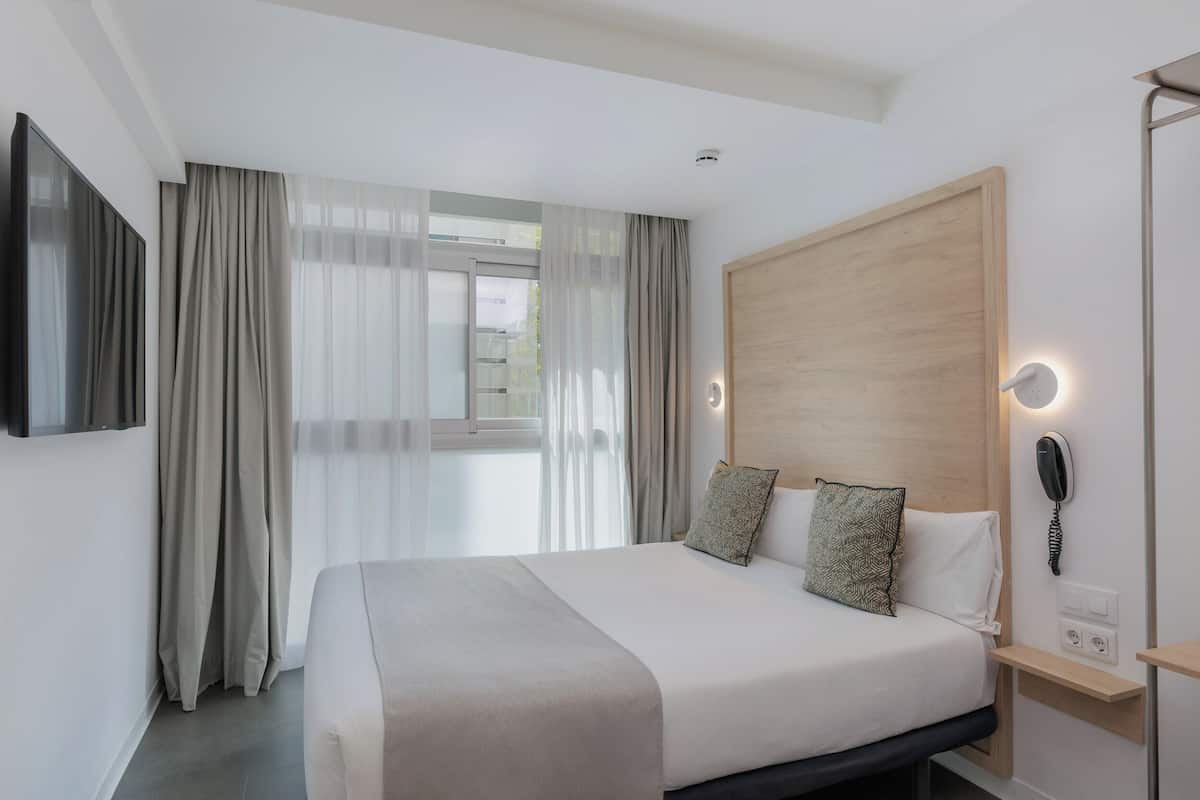 Down comforters, in-room safe, desk, blackout drapes