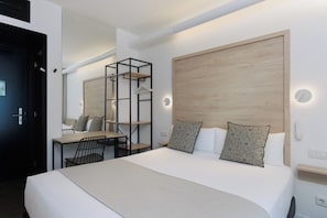 Interior Triple 2+1 | Down duvets, in-room safe, desk, blackout curtains
