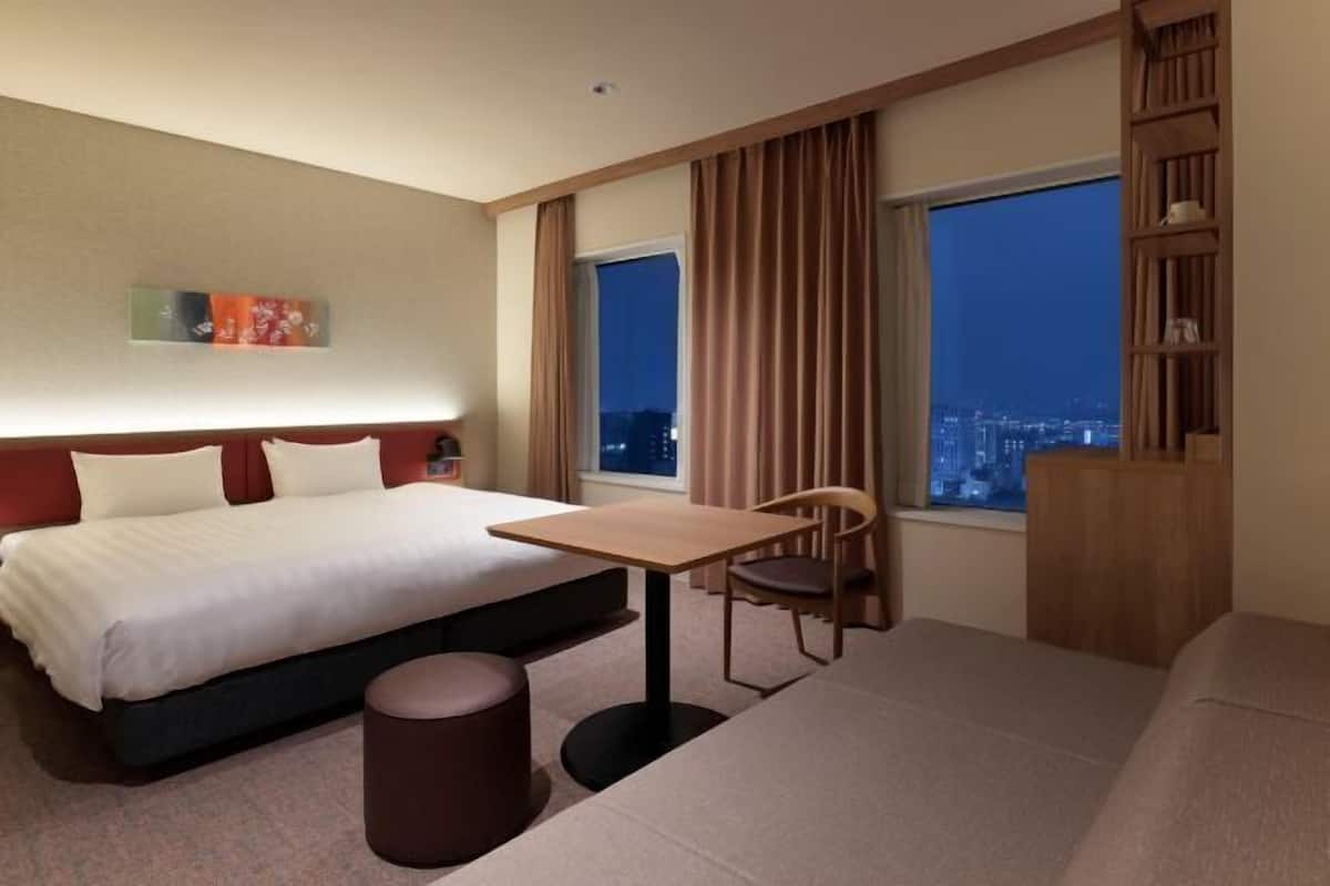 Caja de seguridad en la habitación y escritorio