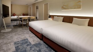 Une chambre d’hôtel avec un grand lit, un bureau, une chaise et un téléviseur.