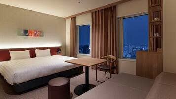 Deluxe , 1 bed King , Non Smoking | In-room safe, desk, laptop workspace, free WiFi