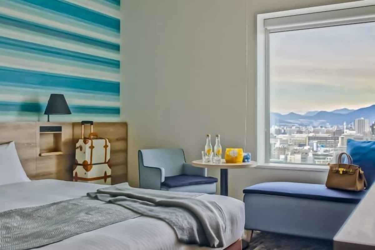 1 Schlafzimmer, Zimmersafe, Schreibtisch, laptopgeeigneter Arbeitsplatz
