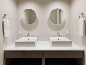 Junior Suite , 2 beds , Non Smoking | Bathroom