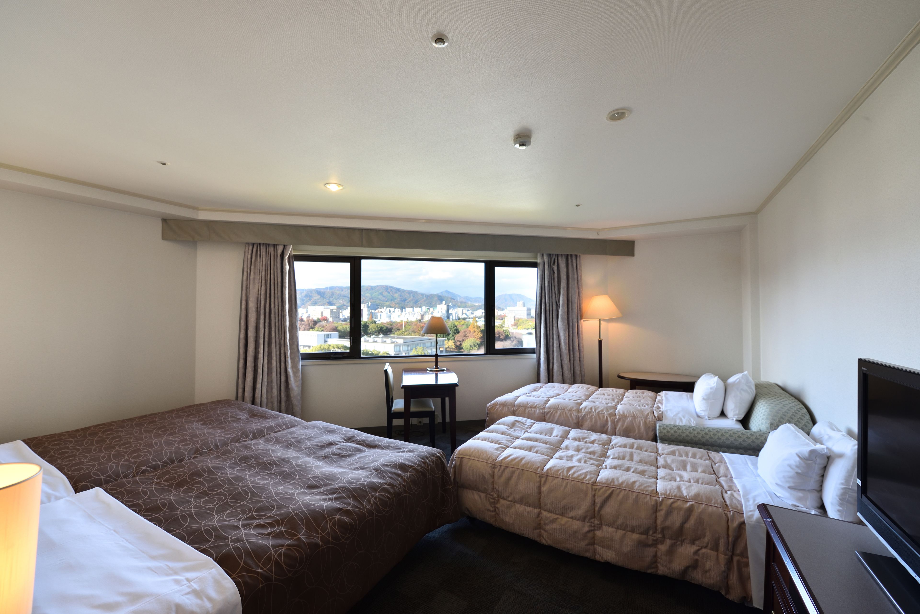 deluxe twin room, non smoking, corner | down duvets, select comfort beds, in-room safe, desk