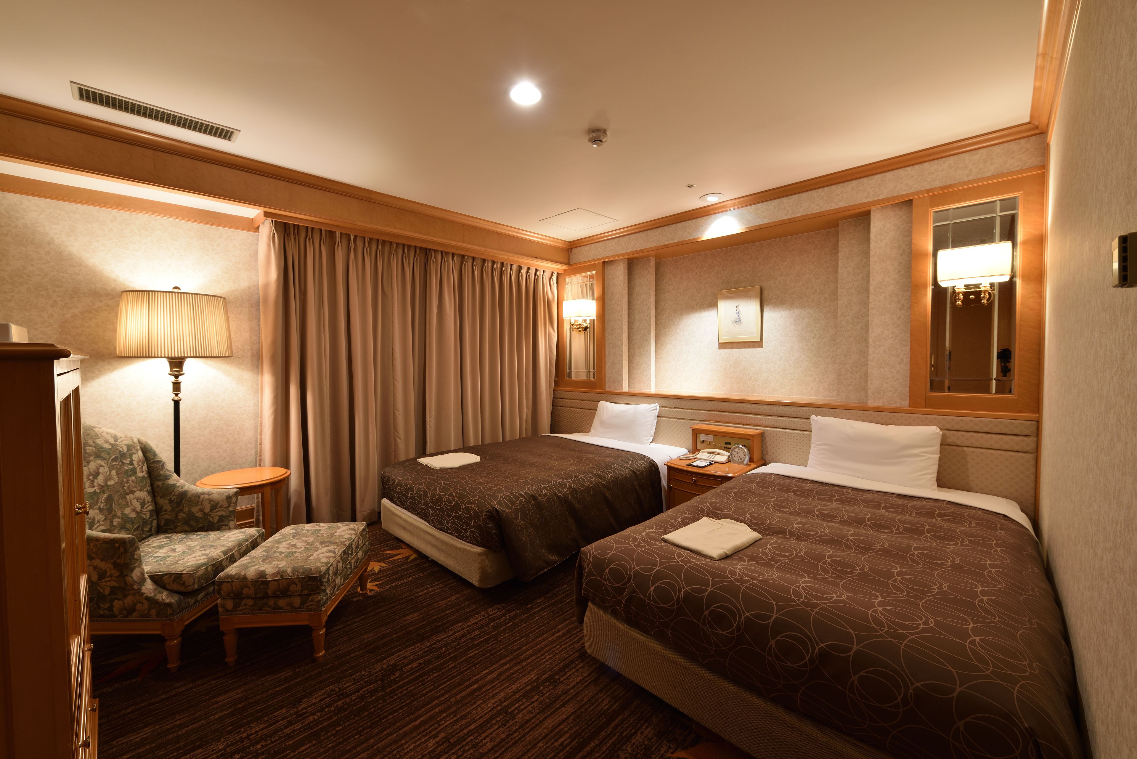 suite, non smoking | down duvets, select comfort beds, in-room safe, desk