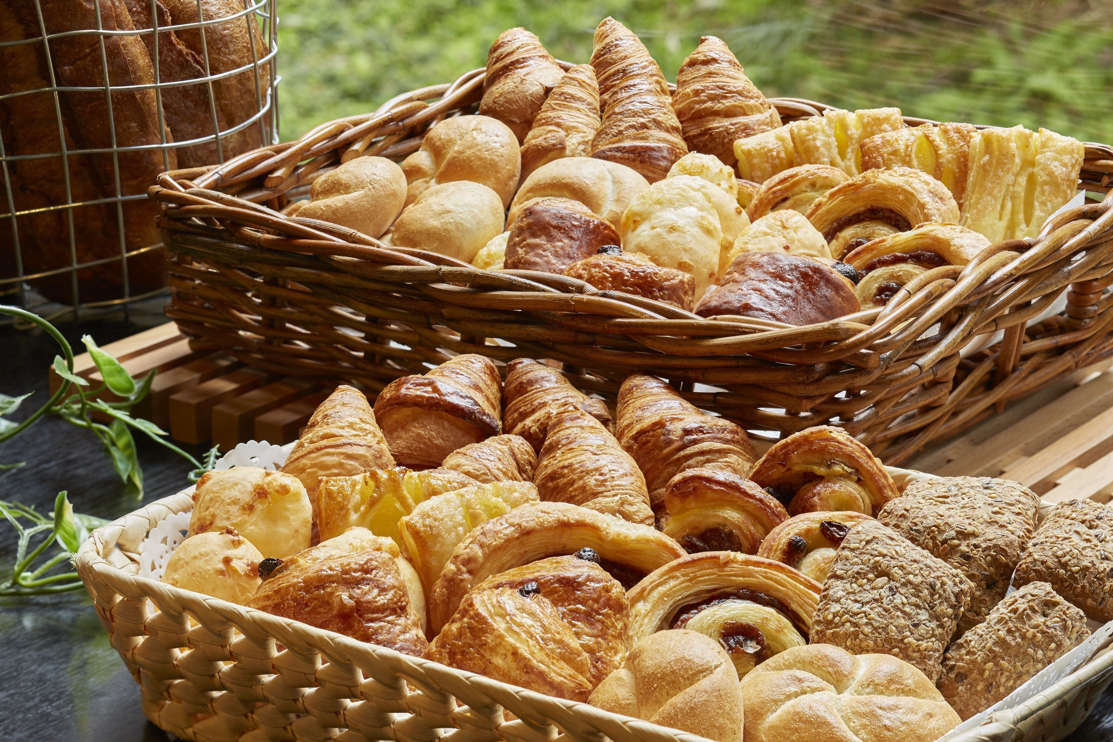 daily buffet breakfast (jpy 2200 per person)