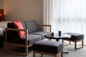 Tremannsrom, ikke-røyk (4 beds) | Safe på rommet, individuelt innredet, skrivebord og blendingsgardiner