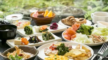 Daily buffet breakfast (JPY 2200 per person)