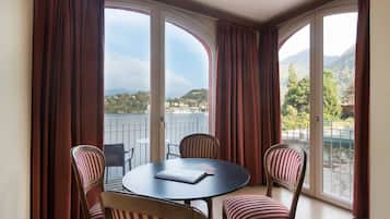 Phòng Suite Junior, hiên, quang cảnh hồ (Superior) | Minibar, két bảo mật tại phòng, bàn, phòng cách âm