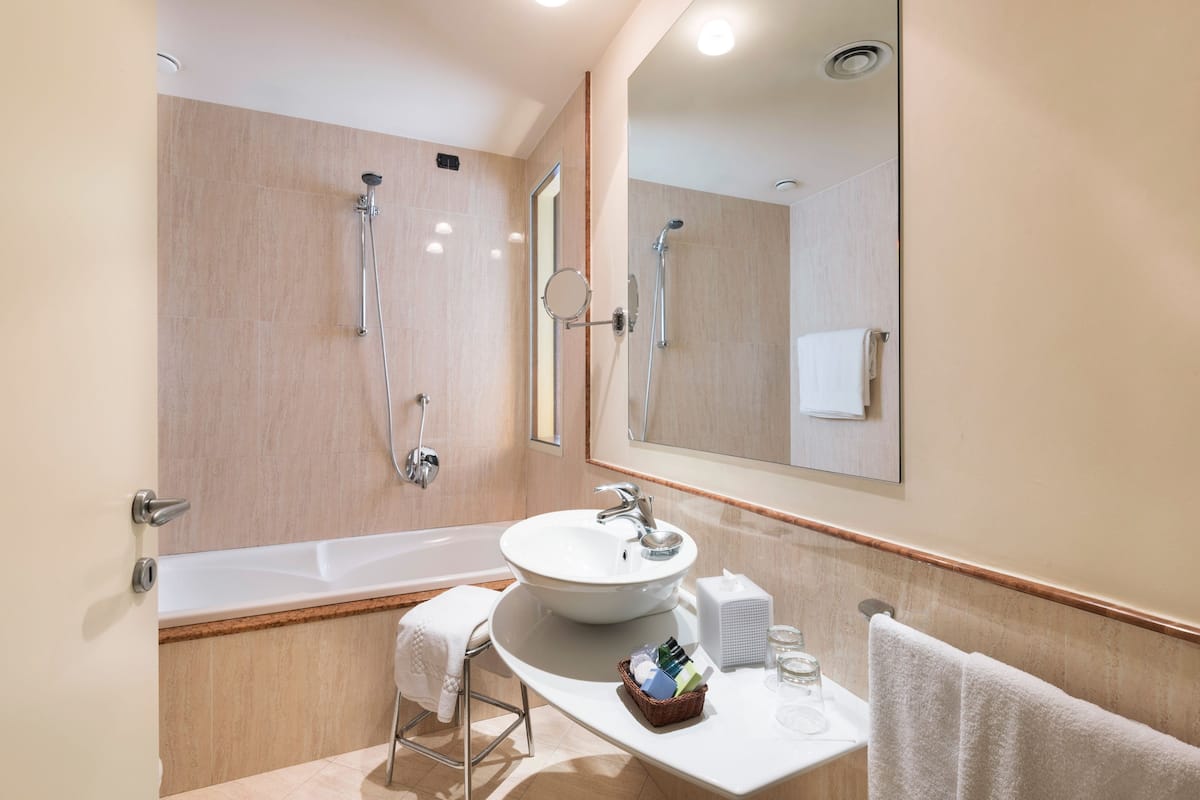 junior suite, 1 double bed, terrace, lake view (deluxe) | bathroom | free toiletries, hair dryer, bidet, towels