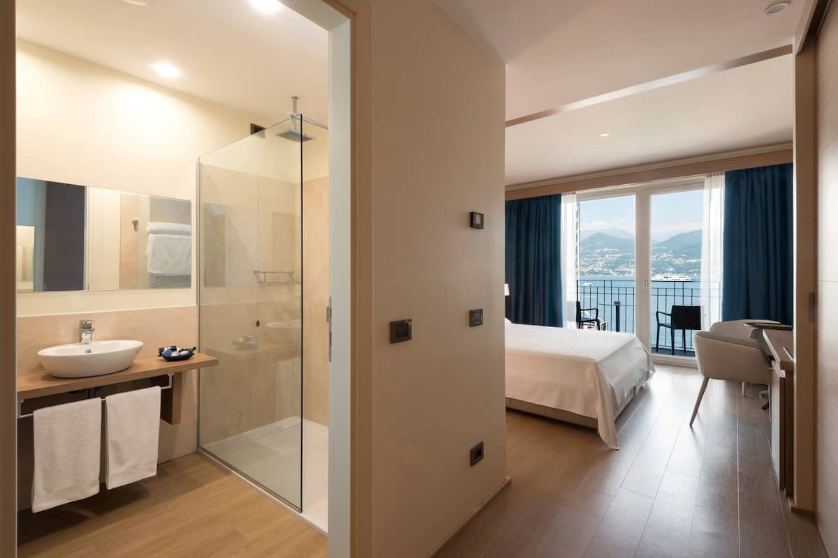 deluxe room, terrace, lake view | 1 bedroom, minibar, in-room safe, desk