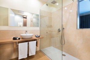 ห้องดีลักซ์, ระเบียง, วิวทะเลสาบ | ห้องน้ำ | ของใช้ในห้องน้ำฟรี, ไดร์เป่าผม, โถสุขภัณฑ์แบบบิเดท์, ผ้าเช็ดตัว