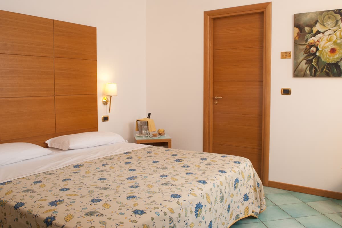 Selimut bulu angsa, minibar, brankas, dan meja kerja