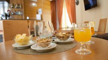 朝食 (ビュッフェ)、毎日提供 (無料)