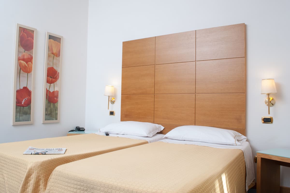 Selimut bulu angsa, minibar, brankas, dan meja kerja