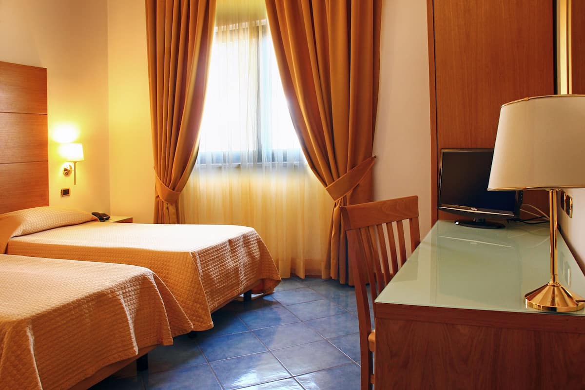 Selimut bulu angsa, minibar, brankas, dan meja kerja