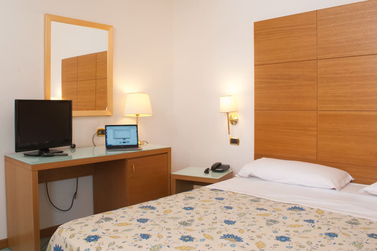 Selimut bulu angsa, minibar, brankas, dan meja kerja